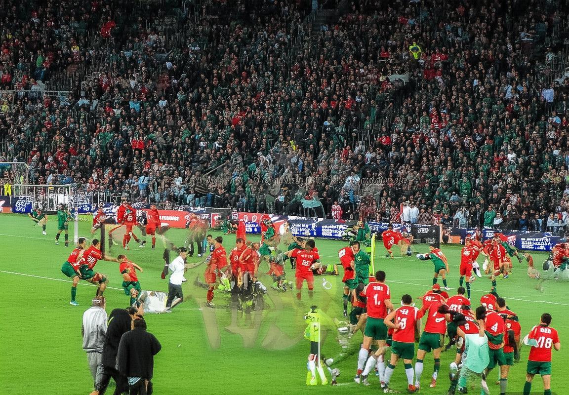 2018苏宁申花巅峰对决：战术智慧火花与经典瞬间回顾(图1)